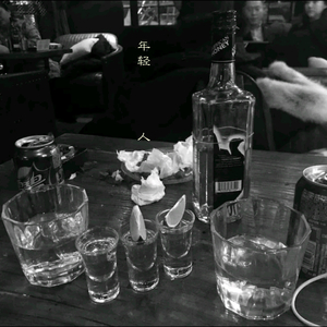 撕开女警胸罩胸奶头玩大胸
